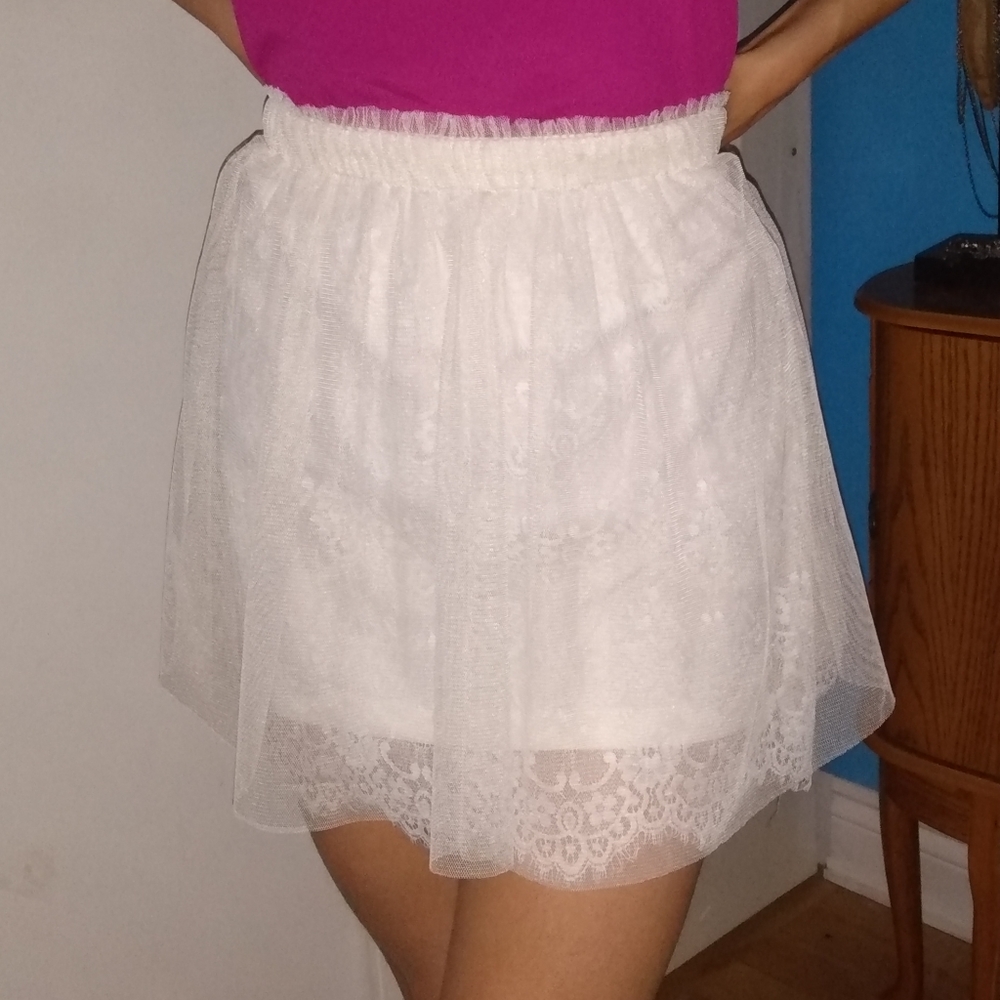 Lined white mini skirt flowy stretchy